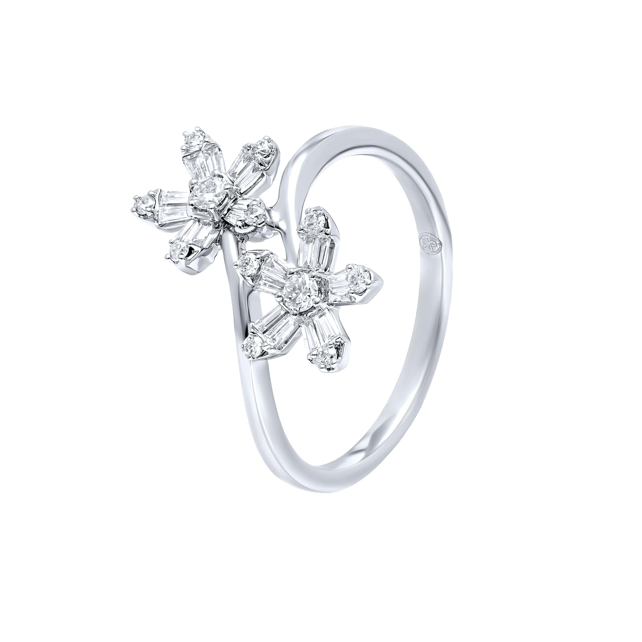 Classic DAISY 18K Diamond Ring in White Gold