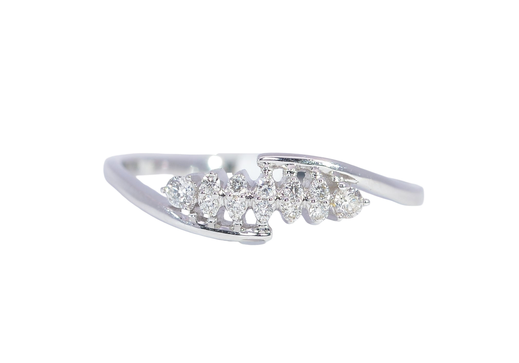 Elegant 18K White Gold Diamond Ring