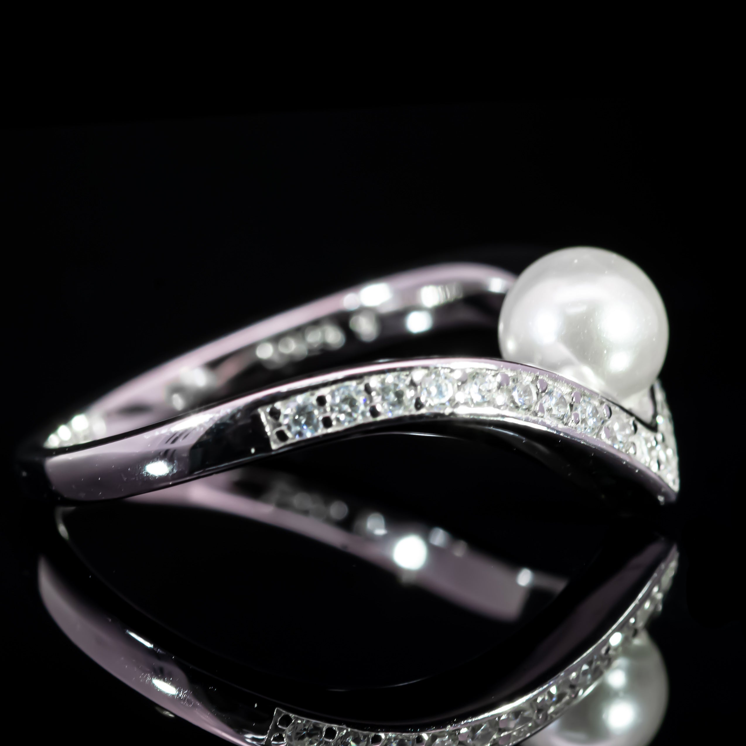 Dolce Mondo Elegant Pearl V Shape Ring in 925 Silver with Premium Zircon Stones
