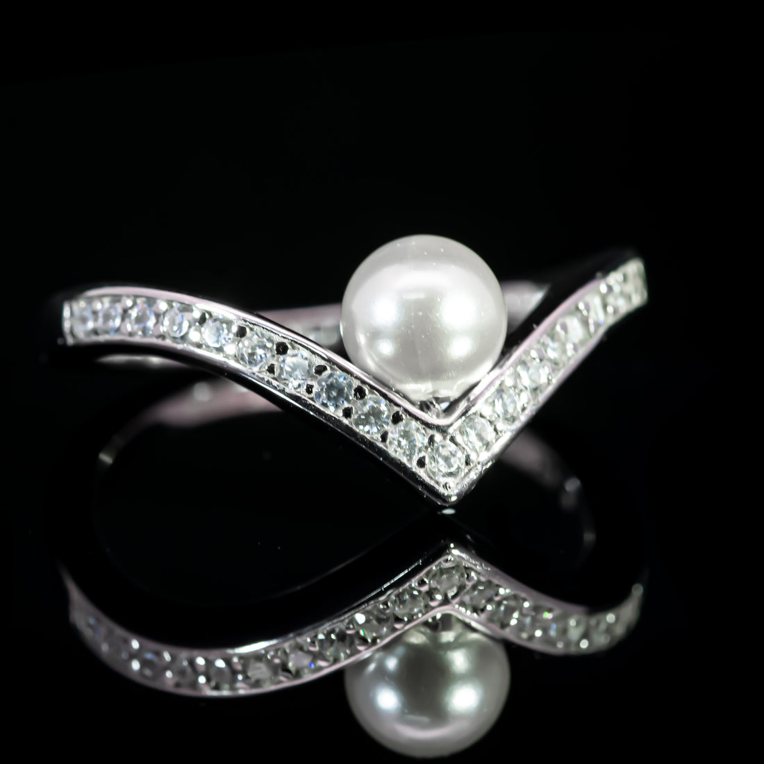 Dolce Mondo Elegant Pearl V Shape Ring in 925 Silver with Premium Zircon Stones