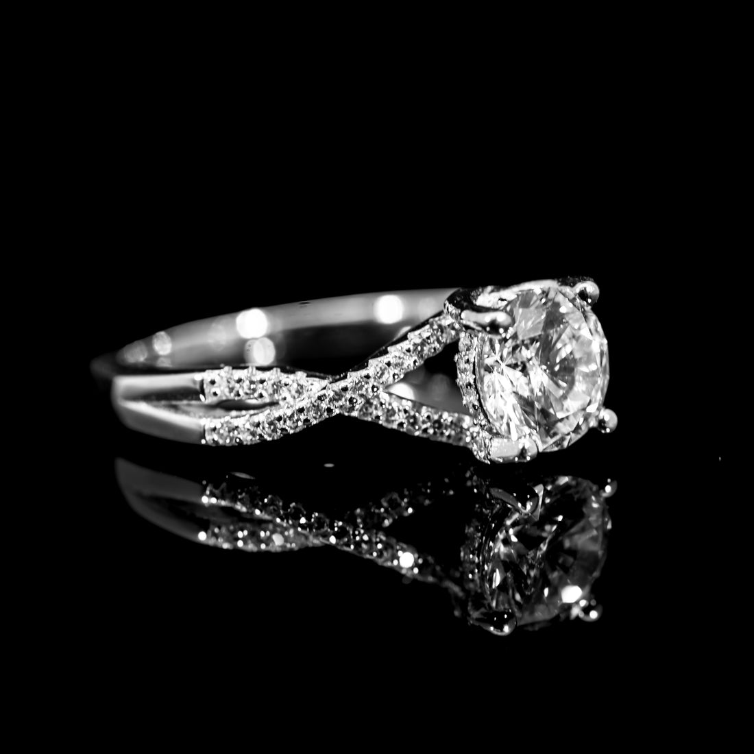 Dolce Mondo Luxe White Round Twist Ring in 925 Silver with Premium Zircon Stones