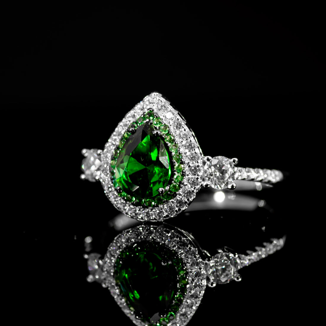 Dolce Mondo Royal Emerald Green Teardrop Premium Quality Zircon Ring – High Quality Rhodium Plated