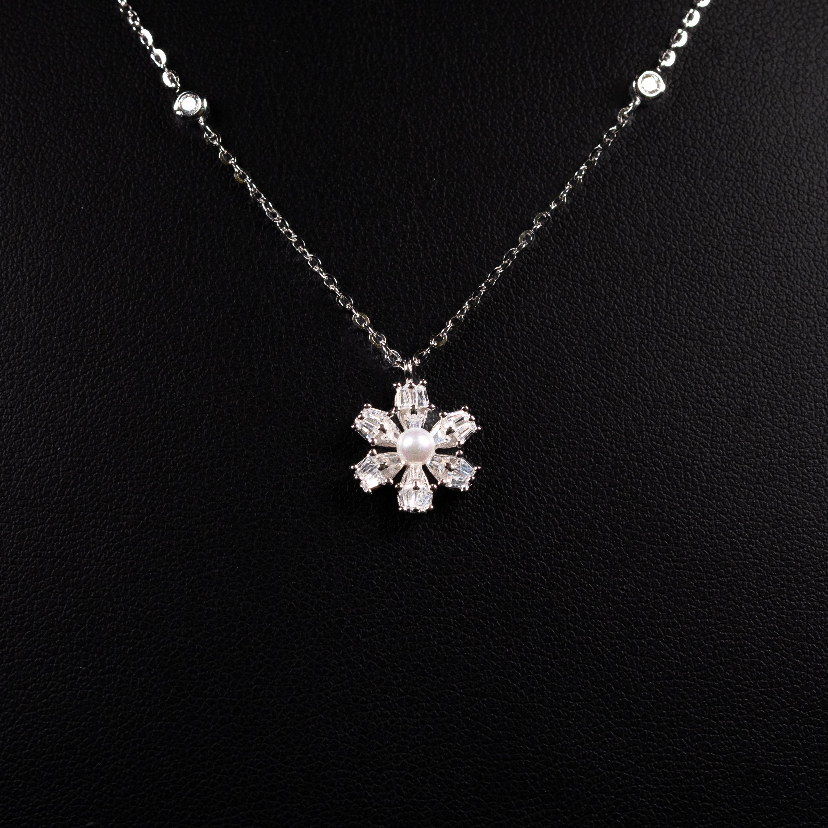Dolce Mondo Yasmina White Pearl & Zircon 925 Silver Pendant Necklace