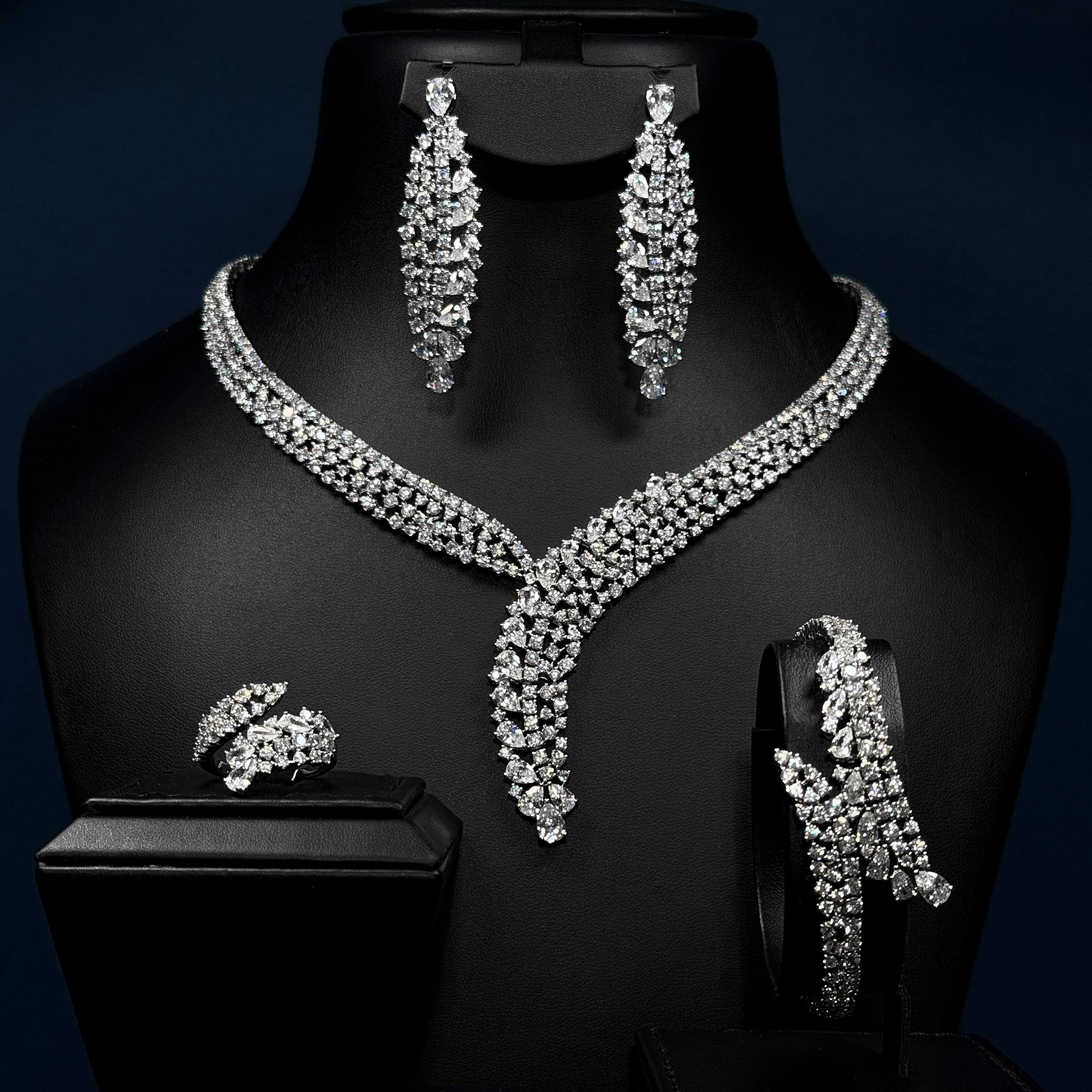 طقم الزركون الأبيض الكامل المصقول "Sculpted Grace"