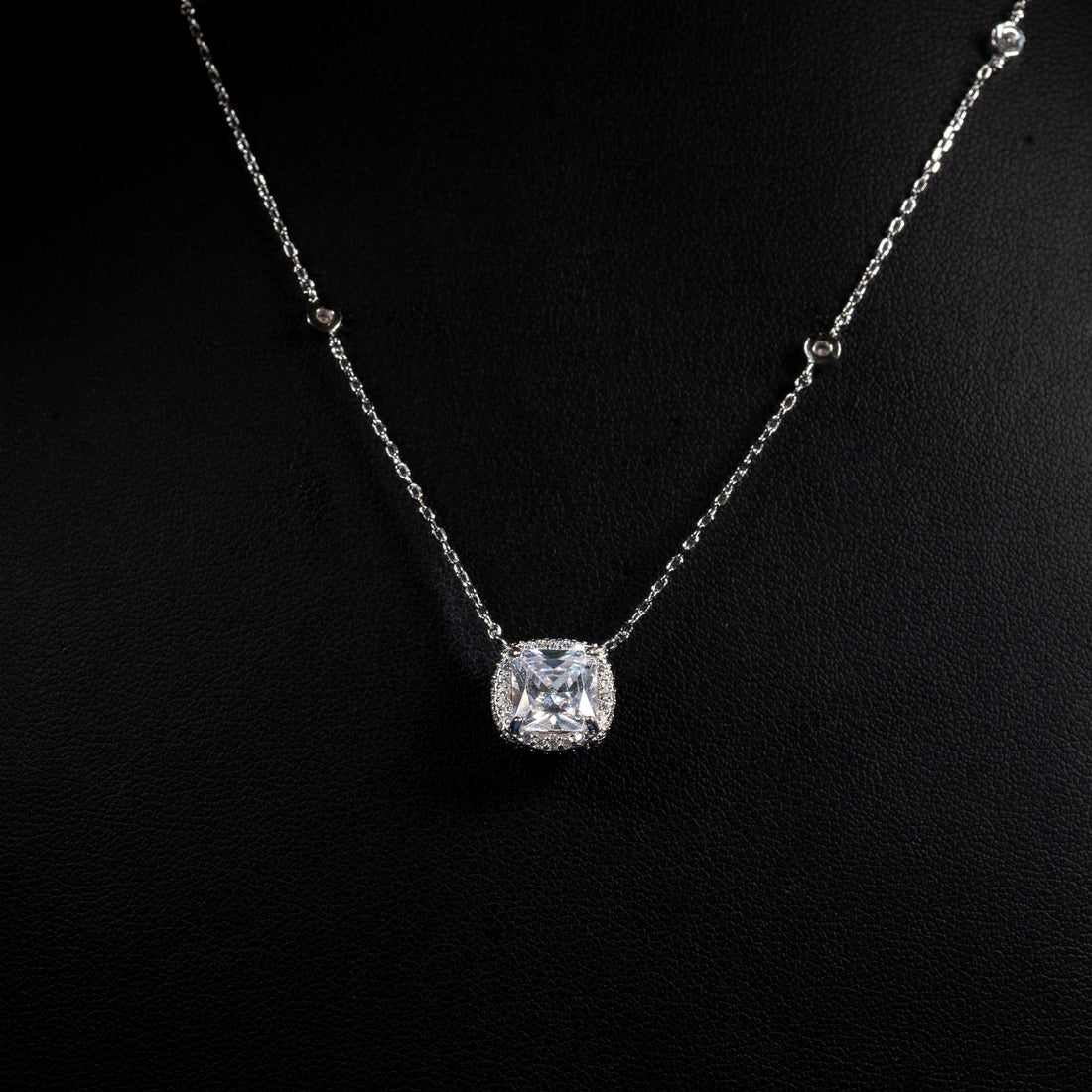 Dolce Mondo Yara White Zircon 925 Silver Pendant Necklace