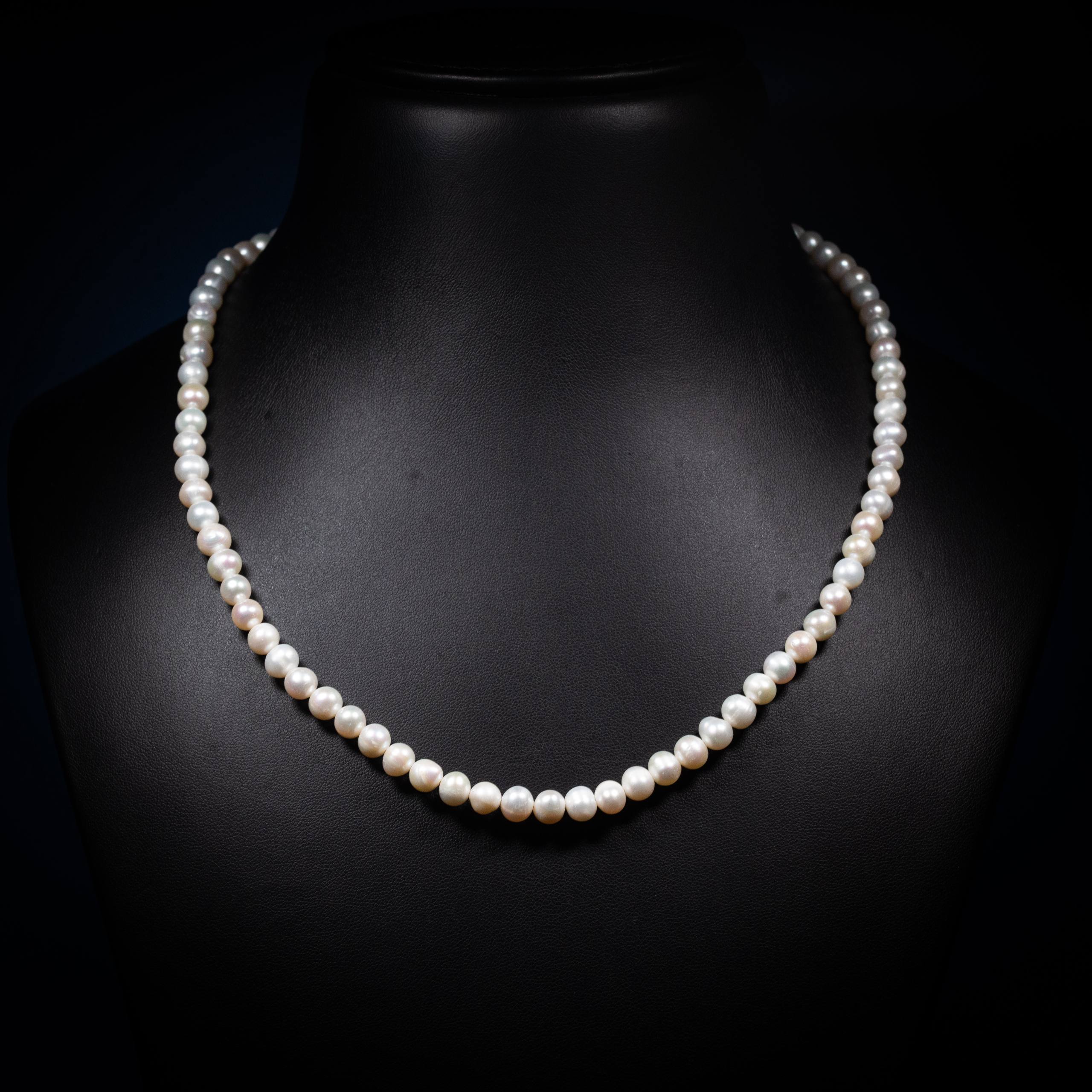 Dolce Mondo Classic Round Freshwater Pearl Necklace