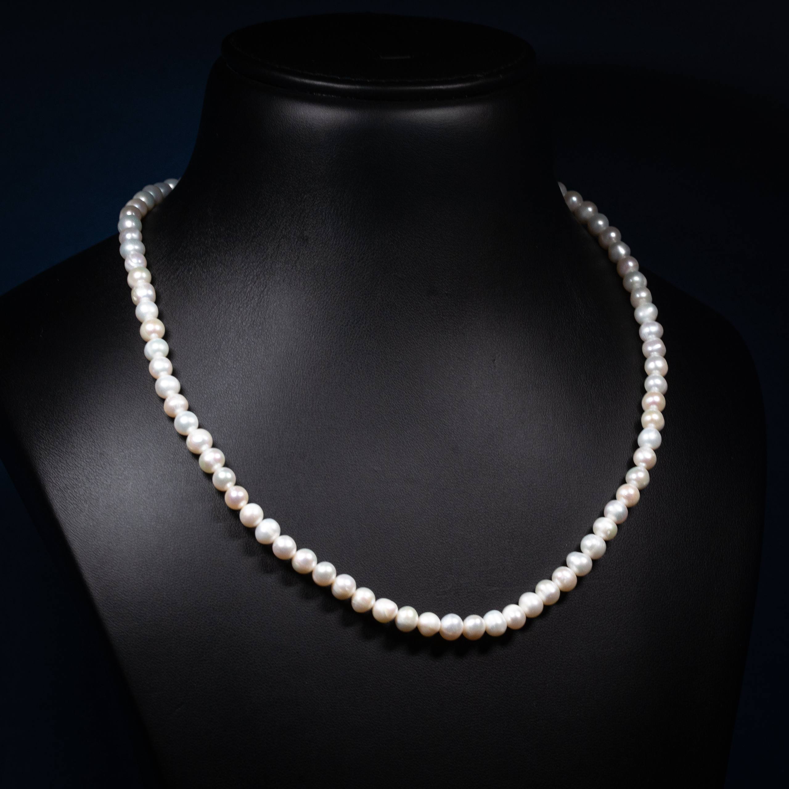 Dolce Mondo Classic Round Freshwater Pearl Necklace