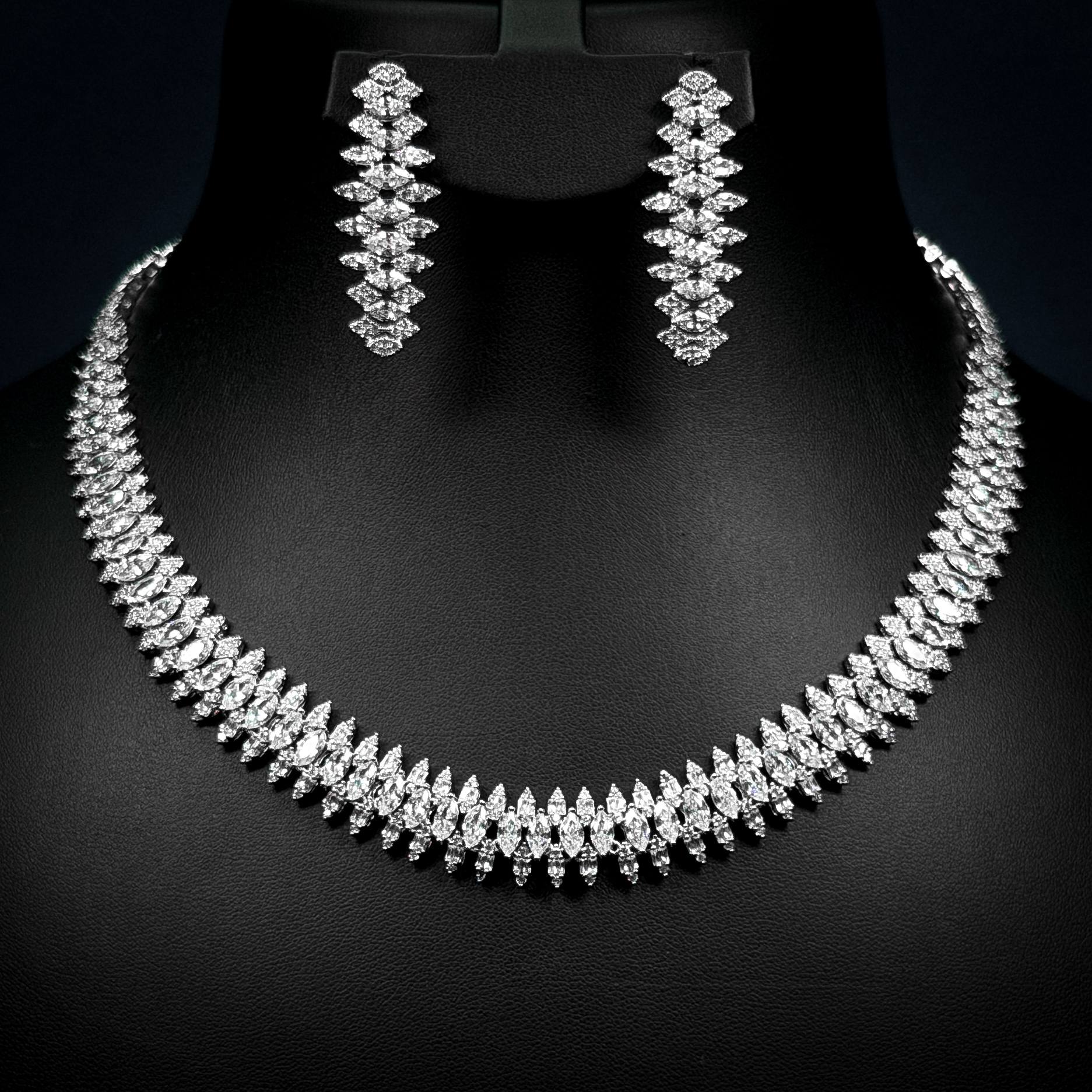 طقم الزركون الأبيض الكامل بتصميم أوريك فرينج