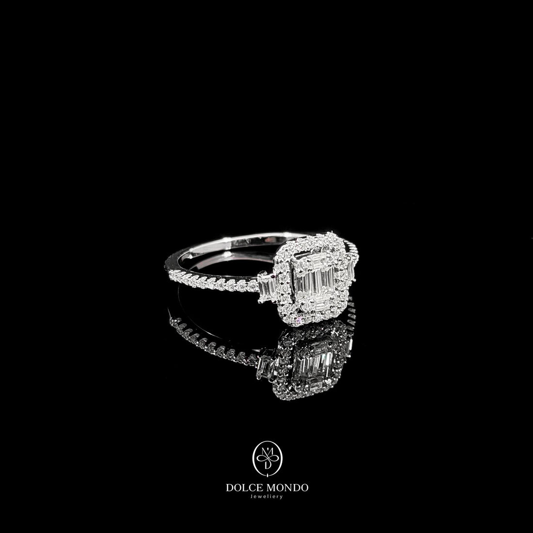 خاتم فضة 925 مرصع بالموissanite بقطع الزمرد وهالة بطلاء الروديوم 0.5 قيراط