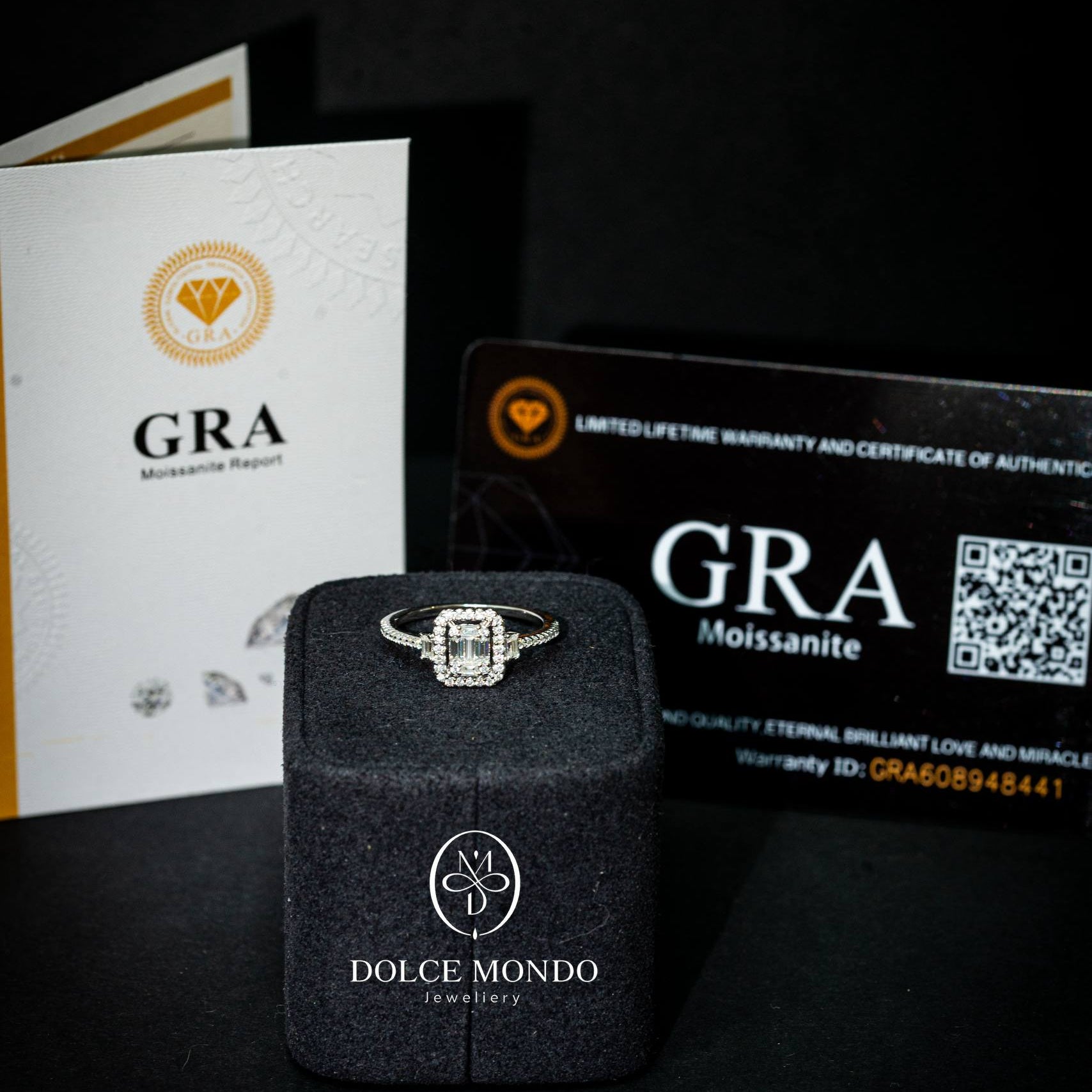 خاتم فضة 925 مرصع بالموissanite بقطع الزمرد وهالة بطلاء الروديوم 0.5 قيراط