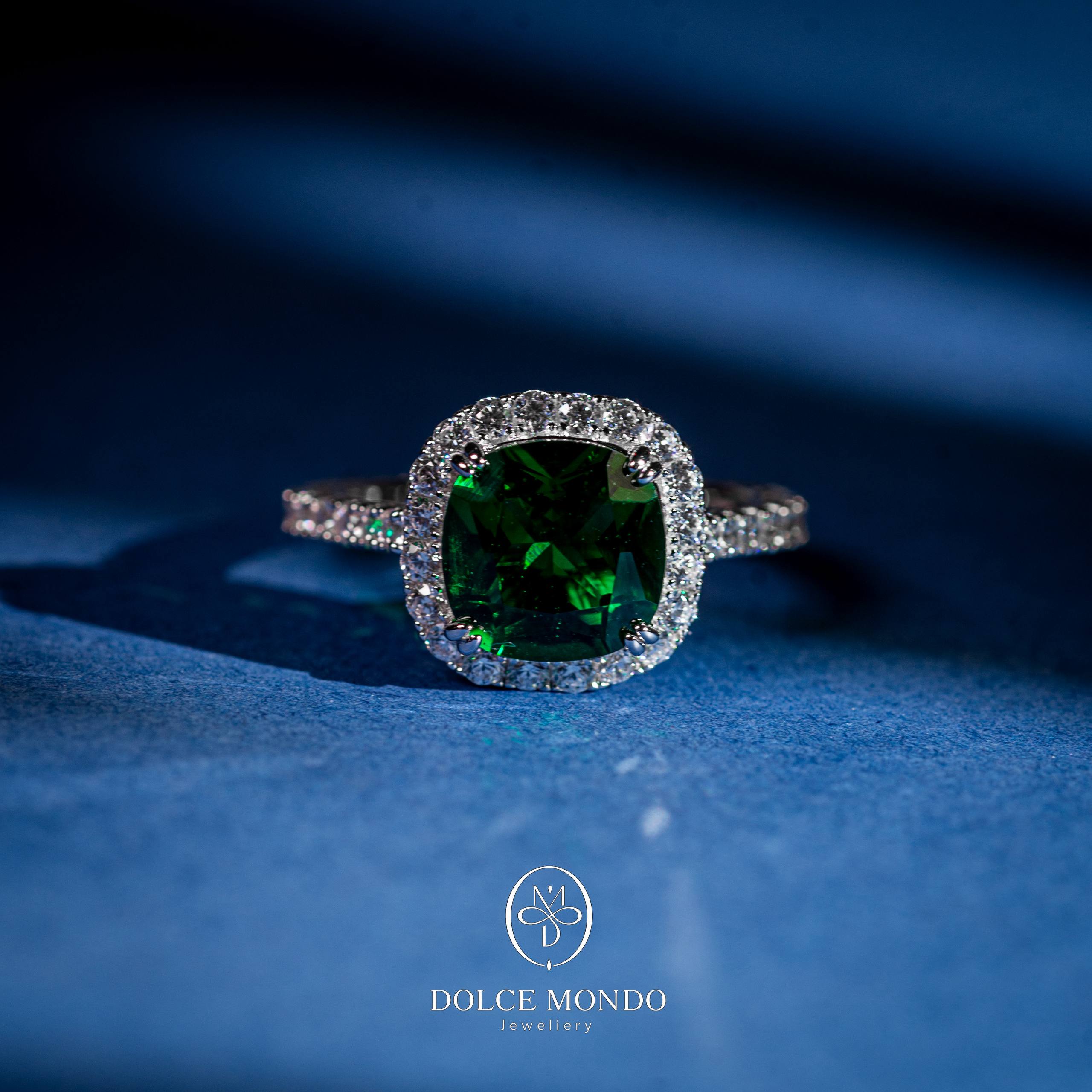 Dolce Mondo Emerald Halo Elegance – Green Zircon Rhodium-Plated 925 Silver Ring