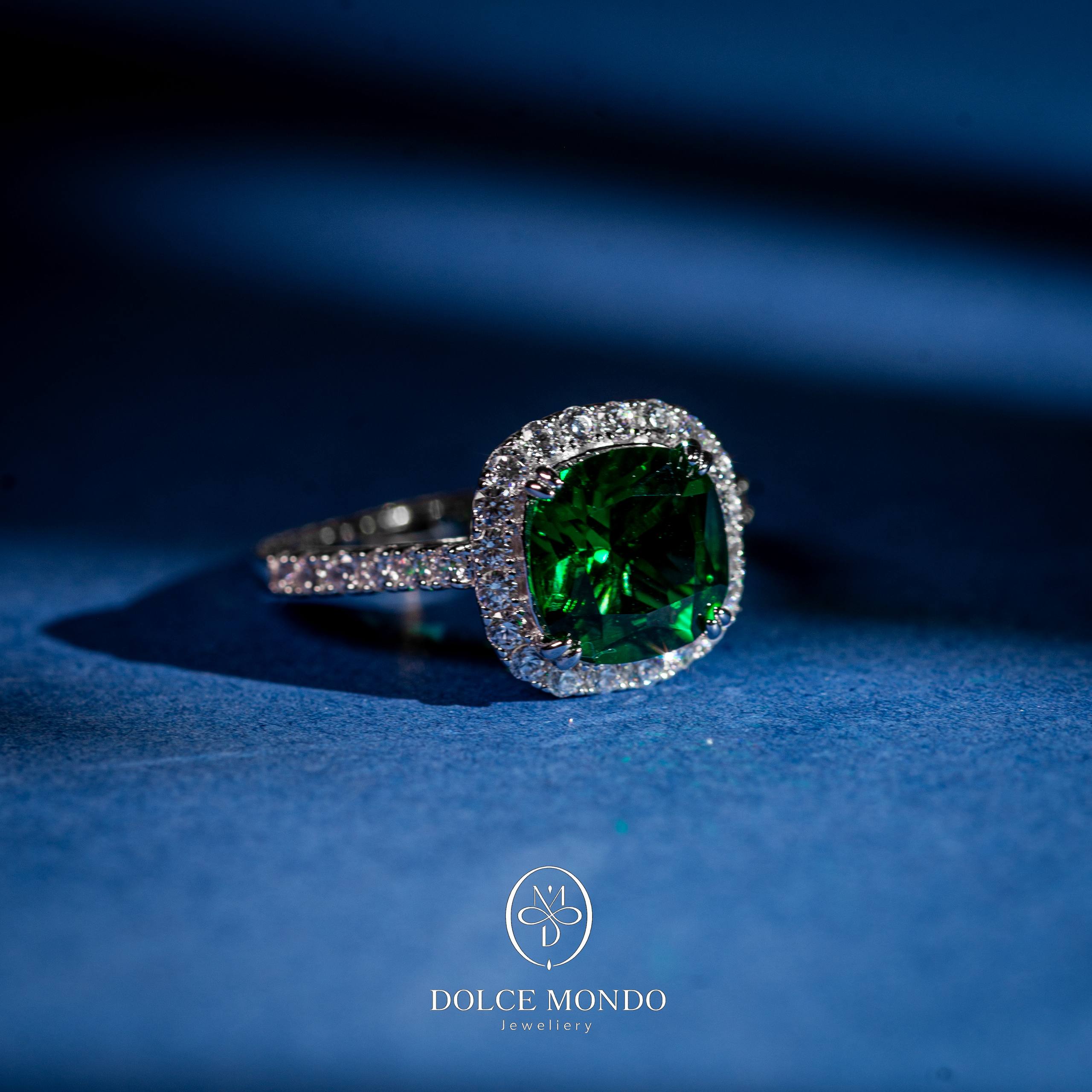 Dolce Mondo Emerald Halo Elegance – Green Zircon Rhodium-Plated 925 Silver Ring
