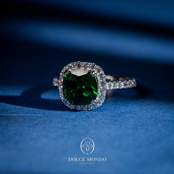 Dolce Mondo Emerald Halo Elegance – Green Zircon Rhodium-Plated 925 Silver Ring