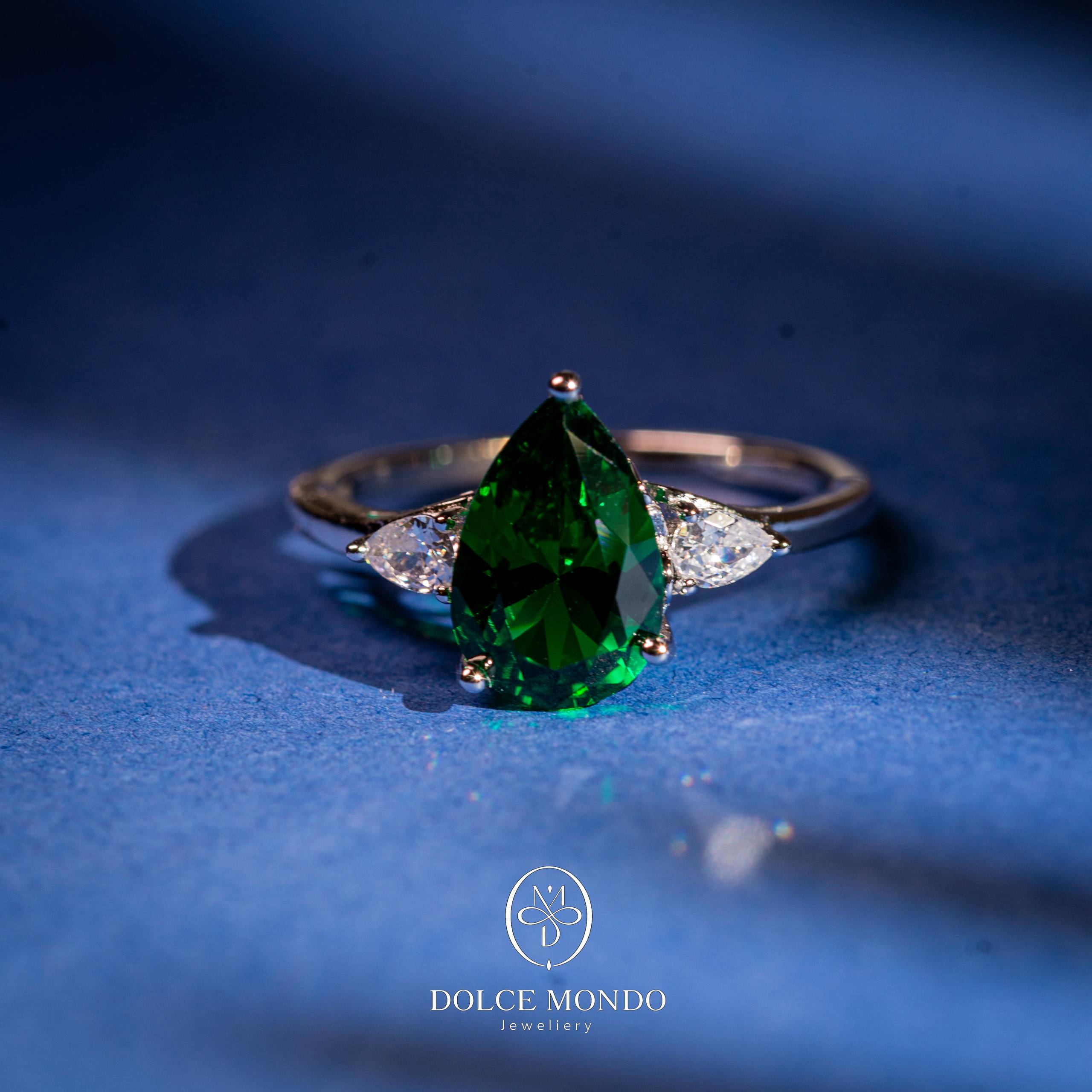 Dolce Mondo Verdant Drop Elegance – Green Zircon Rhodium-Plated 925 Silver Ring