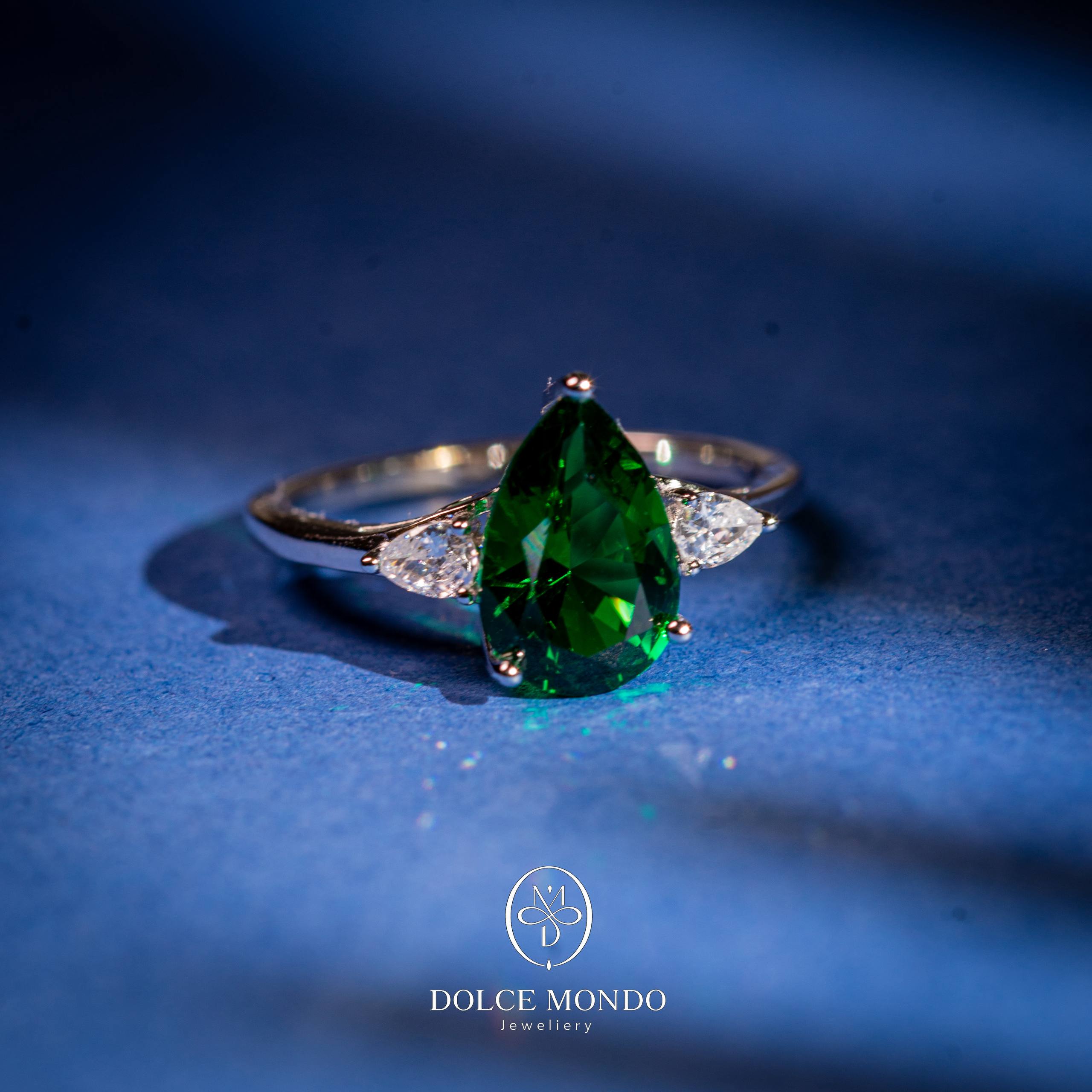 Dolce Mondo Verdant Drop Elegance – Green Zircon Rhodium-Plated 925 Silver Ring