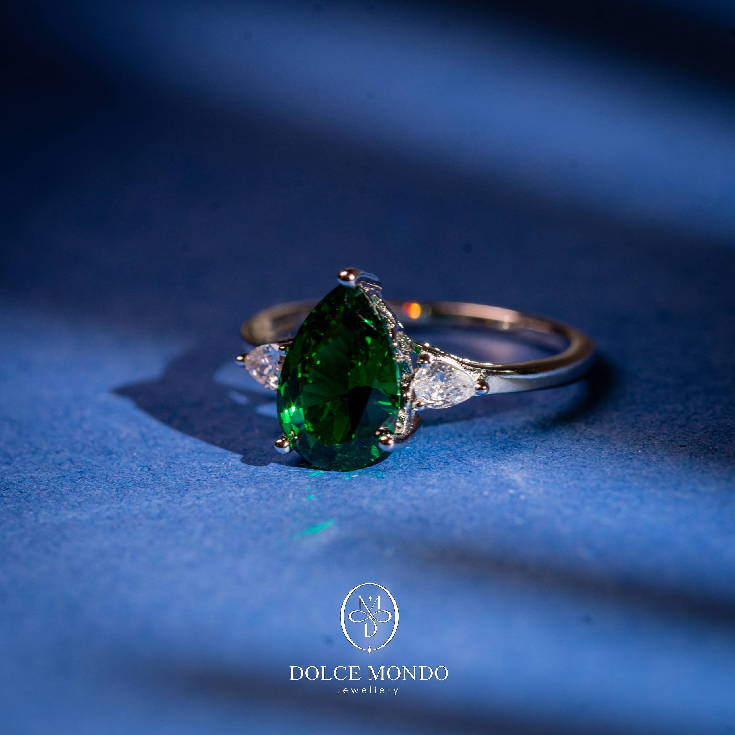 Dolce Mondo Verdant Drop Elegance – Green Zircon Rhodium-Plated 925 Silver Ring