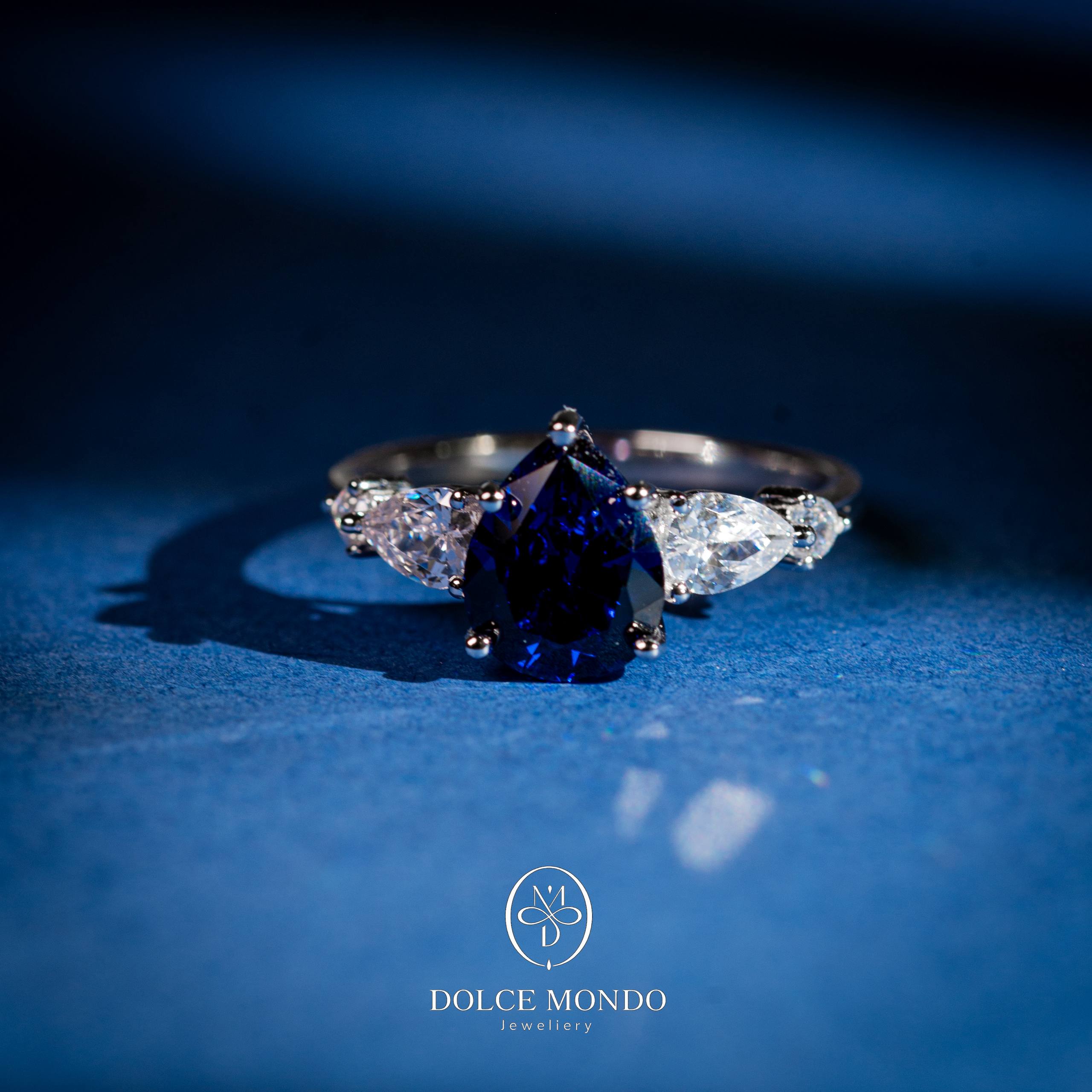 Dolce Mondo Midnight Azure Grace – Blue Zircon Rhodium-Plated 925 Silver Ring