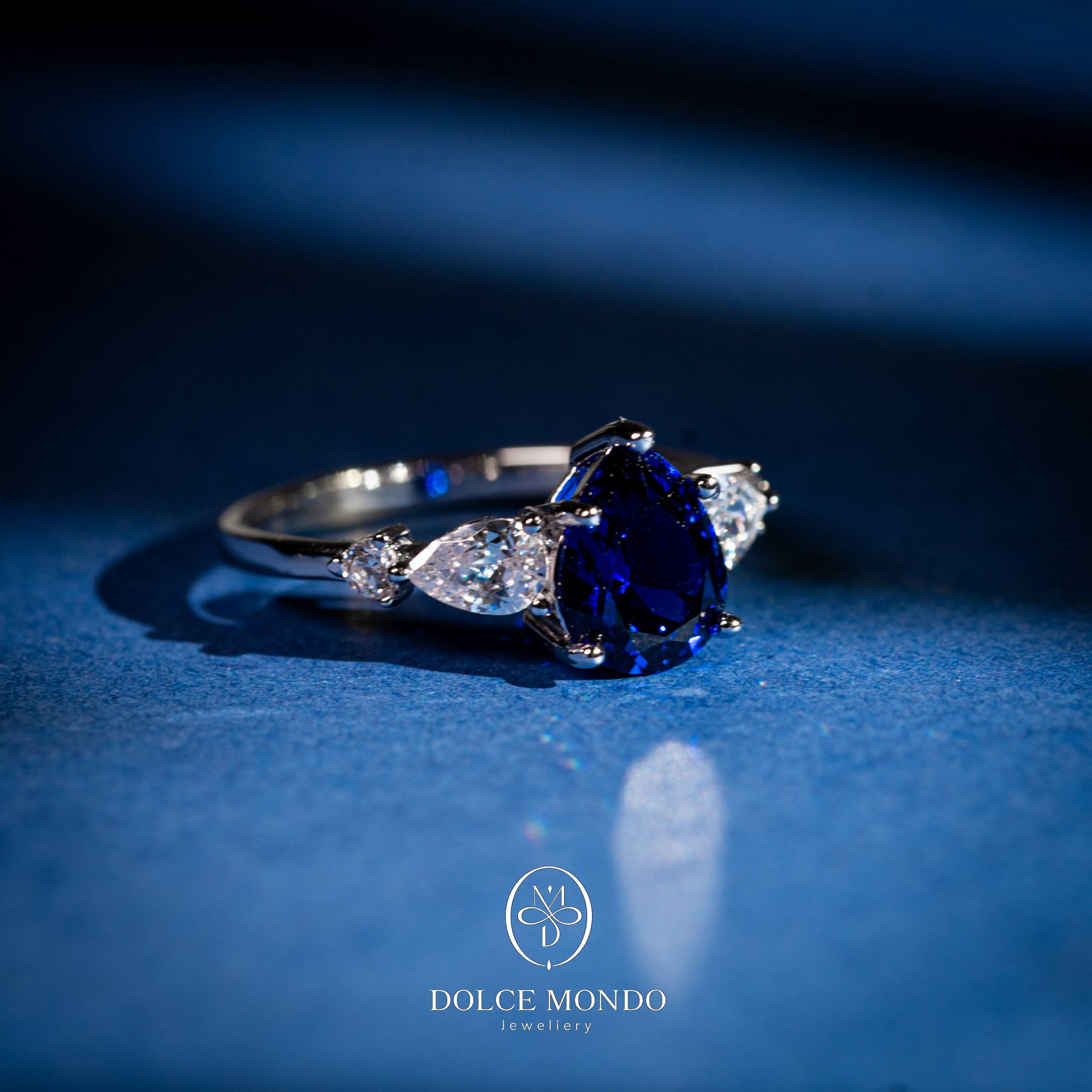 Dolce Mondo Midnight Azure Grace – Blue Zircon Rhodium-Plated 925 Silver Ring