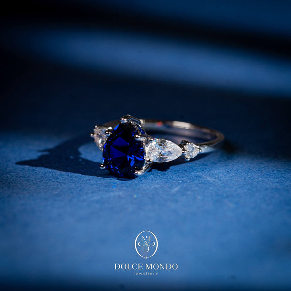 Dolce Mondo Midnight Azure Grace – Blue Zircon Rhodium-Plated 925 Silver Ring