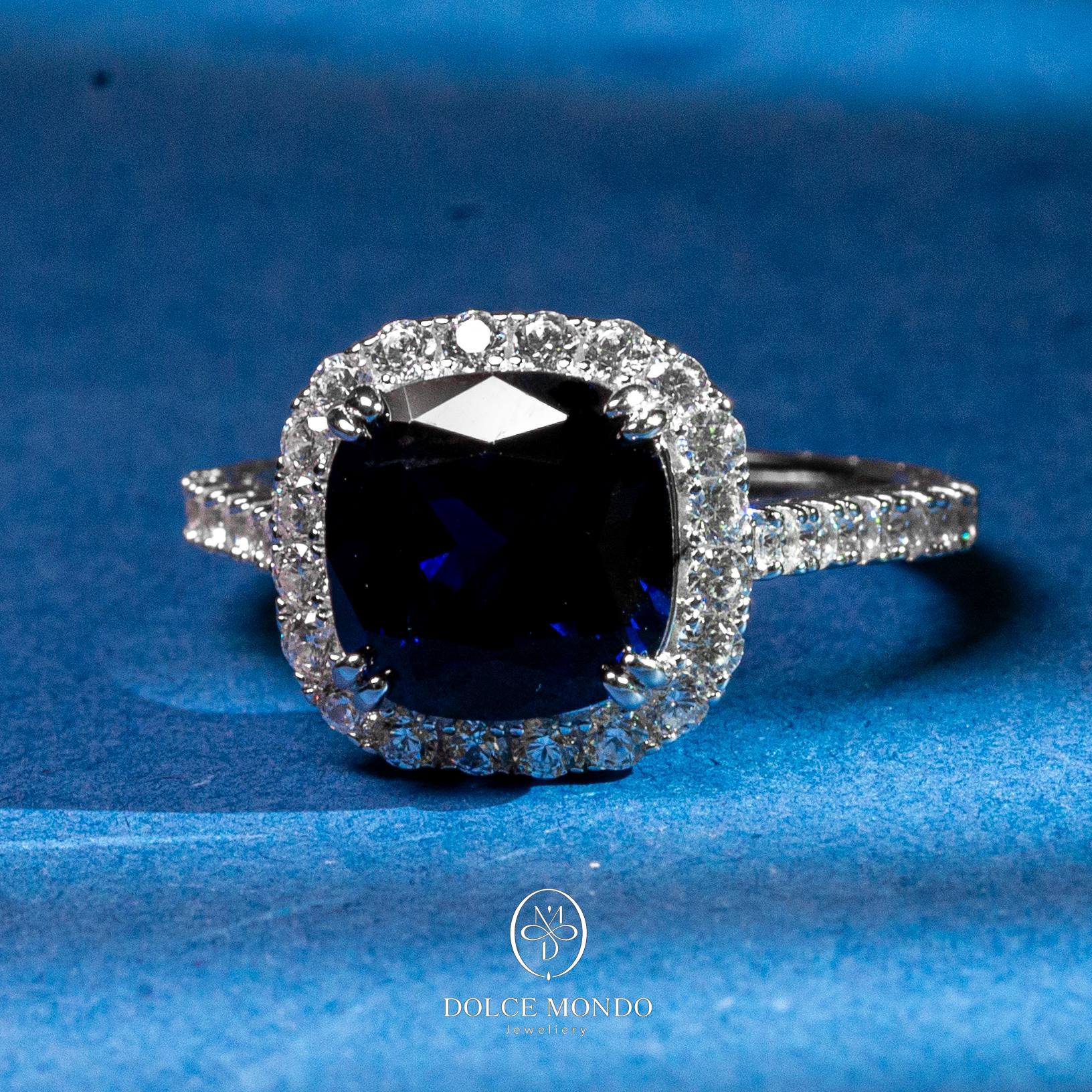 Dolce Mondo Nocturne Halo Prestige – Blue Zircon Rhodium-Plated 925 Silver Ring