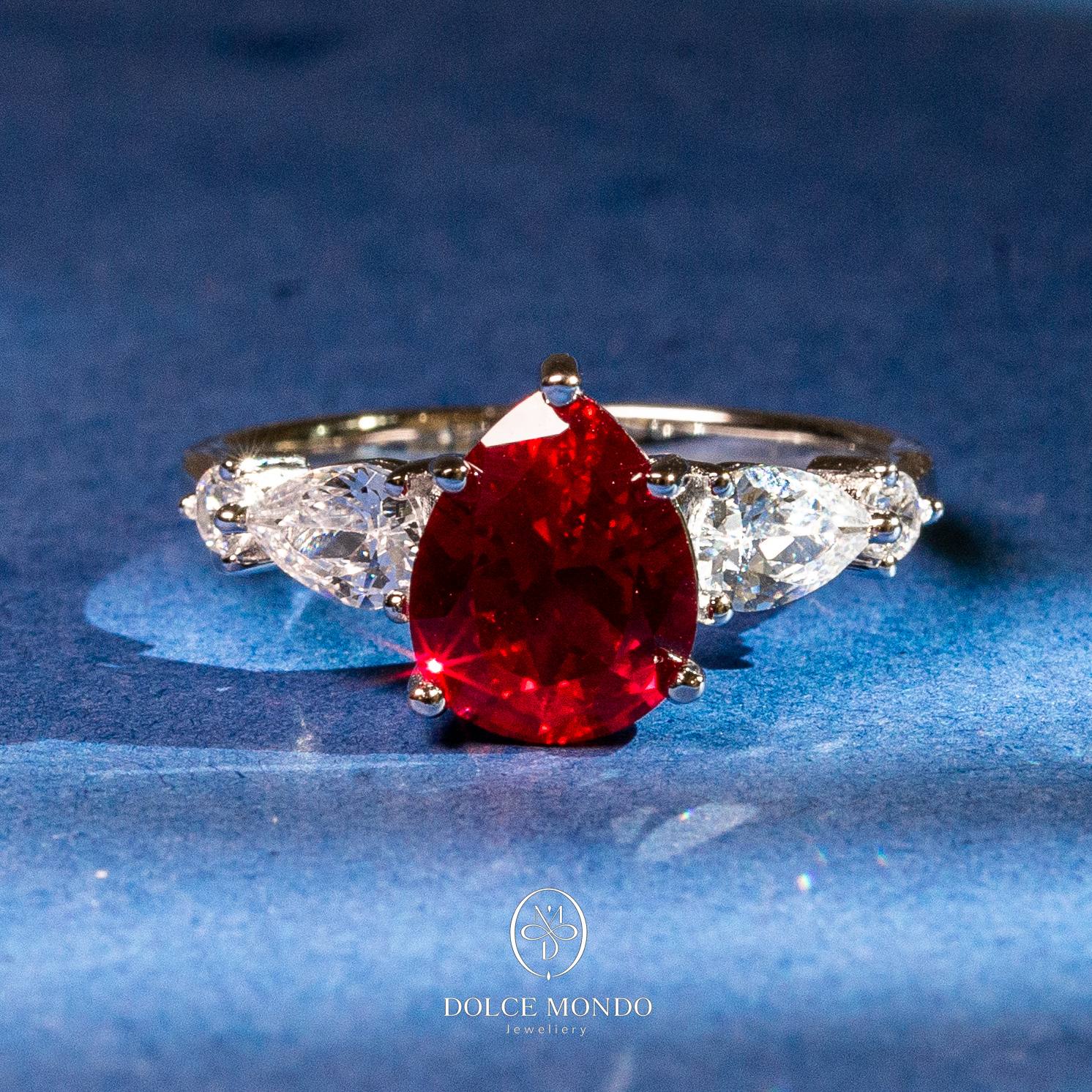 Dolce Mondo Crimson Allure – Red Zircon Rhodium-Plated 925 Silver Ring