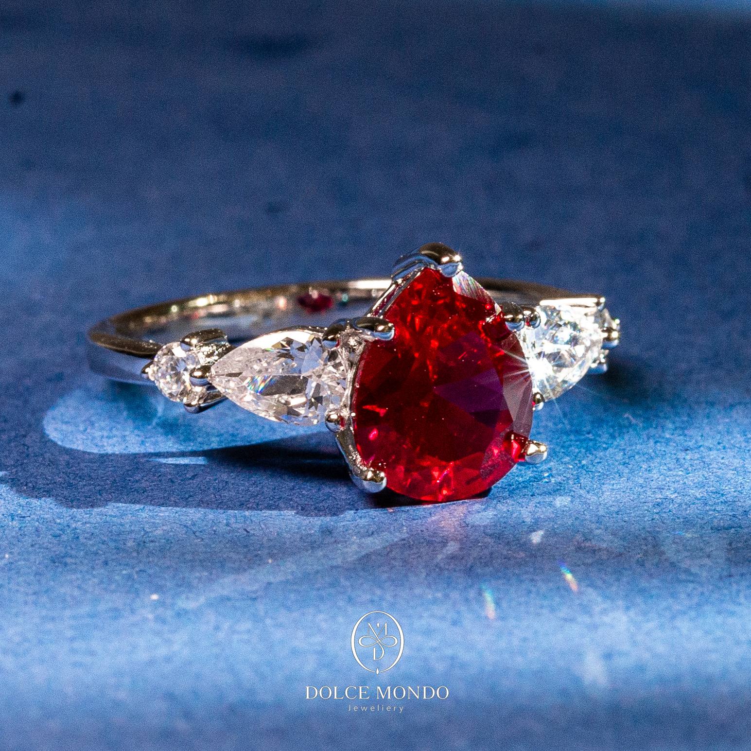 Dolce Mondo Crimson Allure – Red Zircon Rhodium-Plated 925 Silver Ring