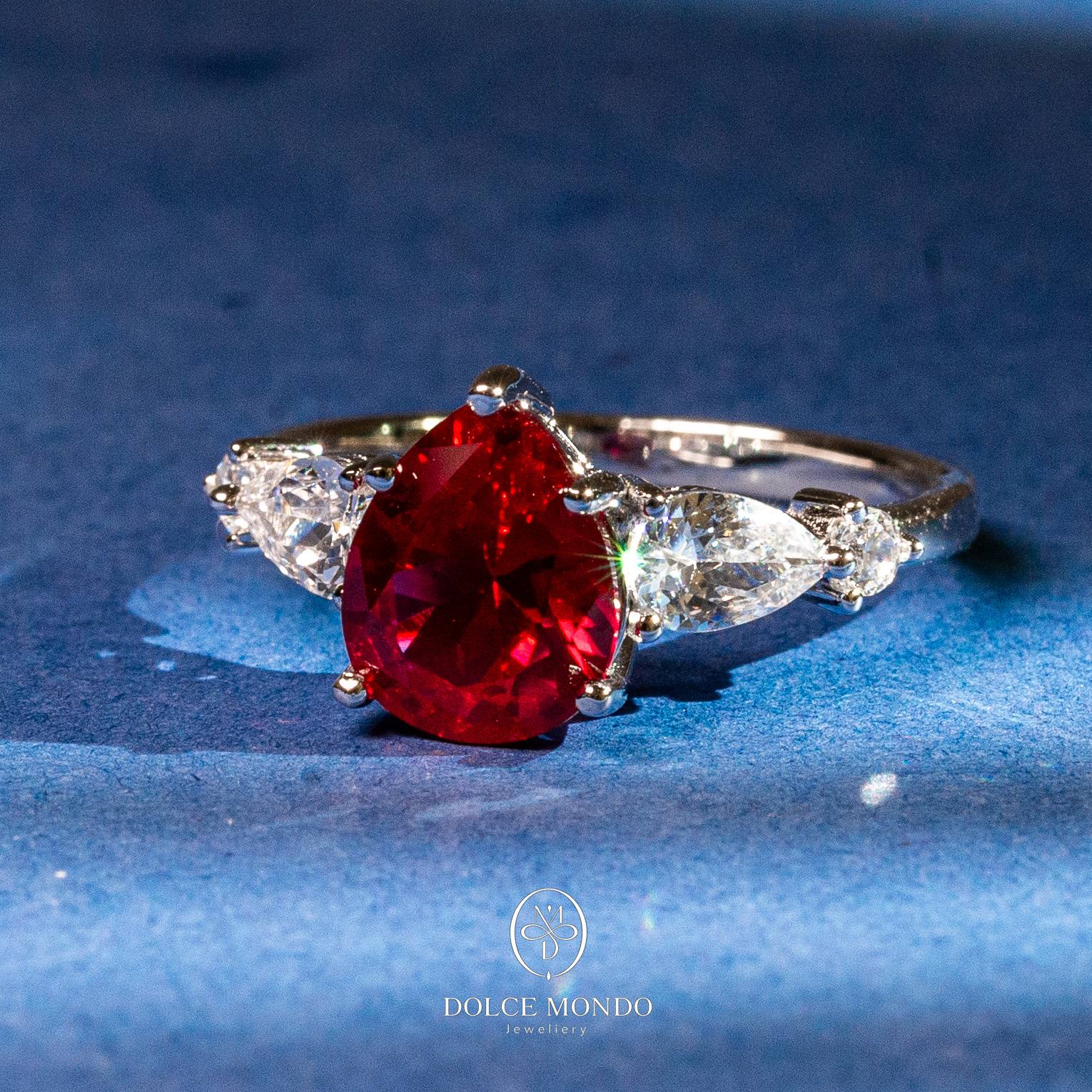 Dolce Mondo Crimson Allure – Red Zircon Rhodium-Plated 925 Silver Ring