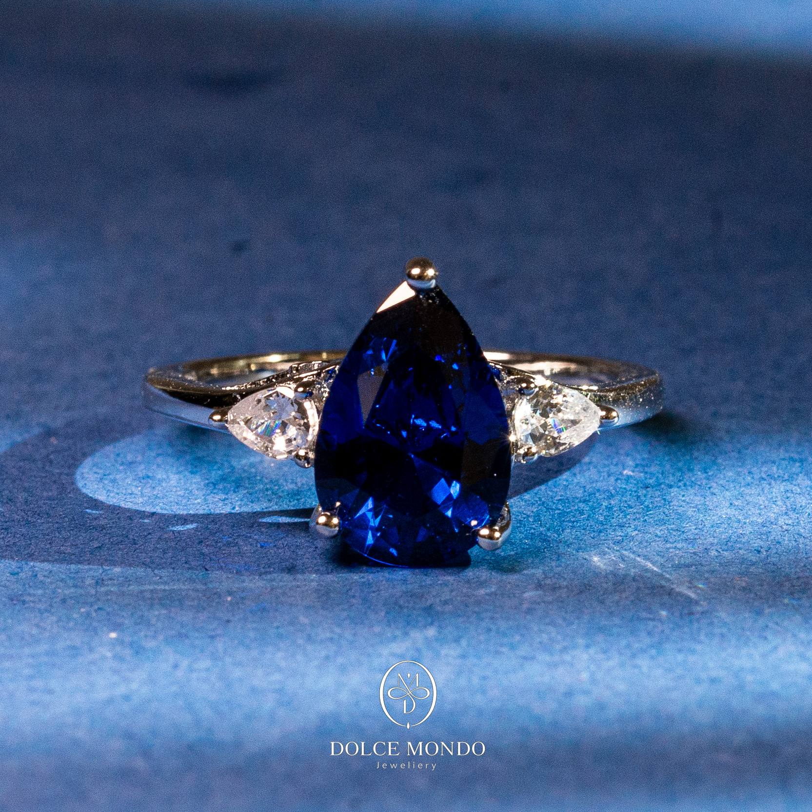 Dolce Mondo Royal Drop Elegance – Blue Zircon Rhodium-Plated 925 Silver Ring