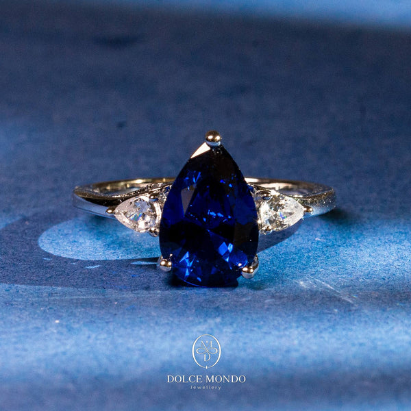 Dolce Mondo Royal Drop Elegance – Blue Zircon Rhodium-Plated 925 Silver Ring