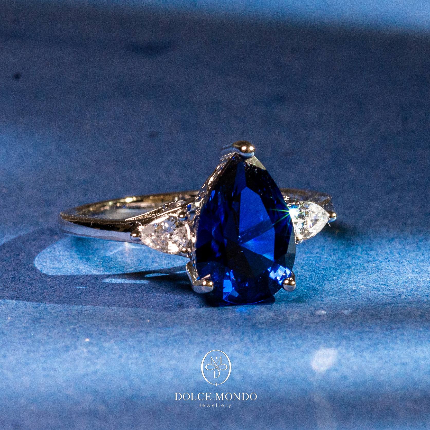 Dolce Mondo Royal Drop Elegance – Blue Zircon Rhodium-Plated 925 Silver Ring