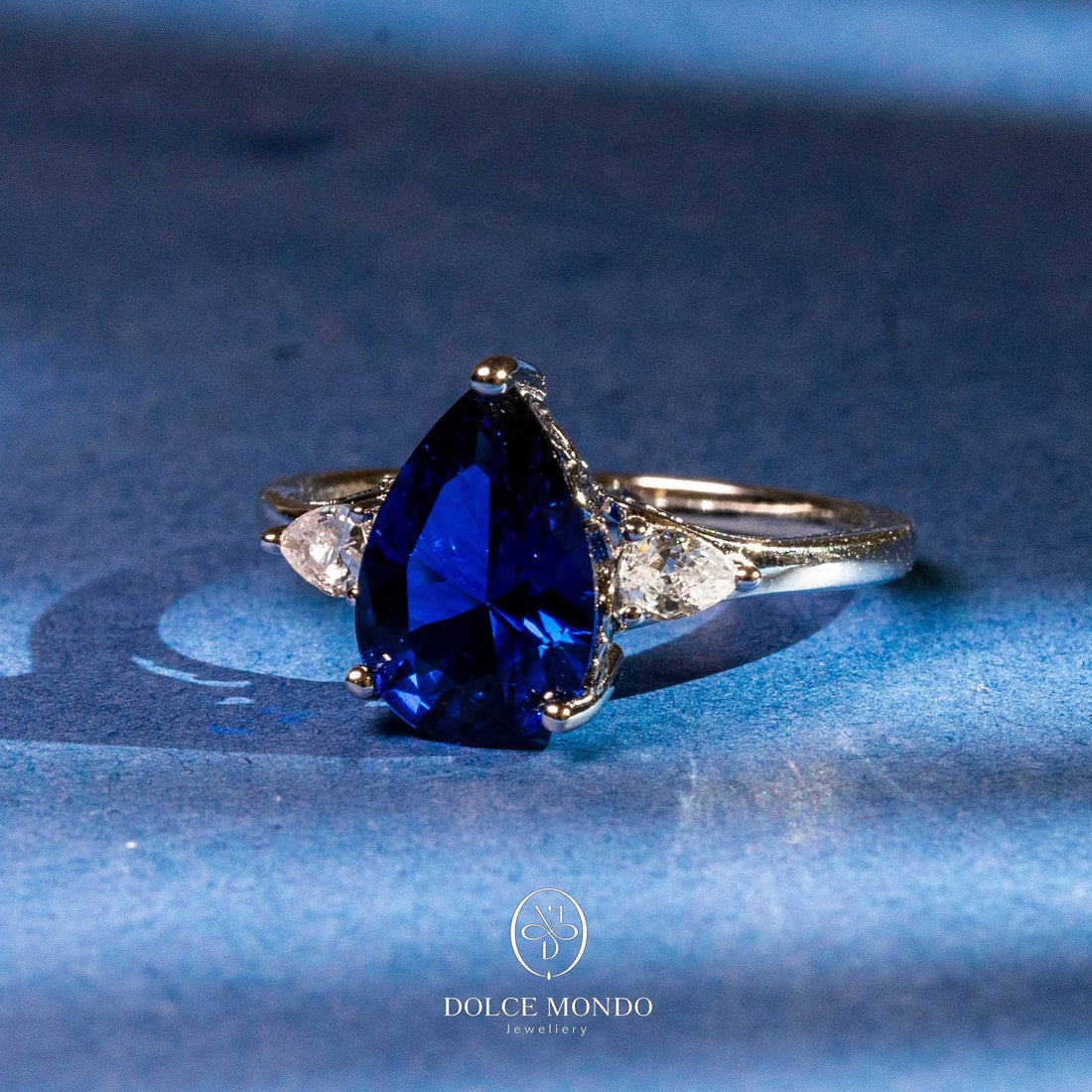 خاتم Dolce Mondo Royal Drop Elegance – مطلي بالروديوم من الفضة عيار 925 مرصع بالزركون الأزرق