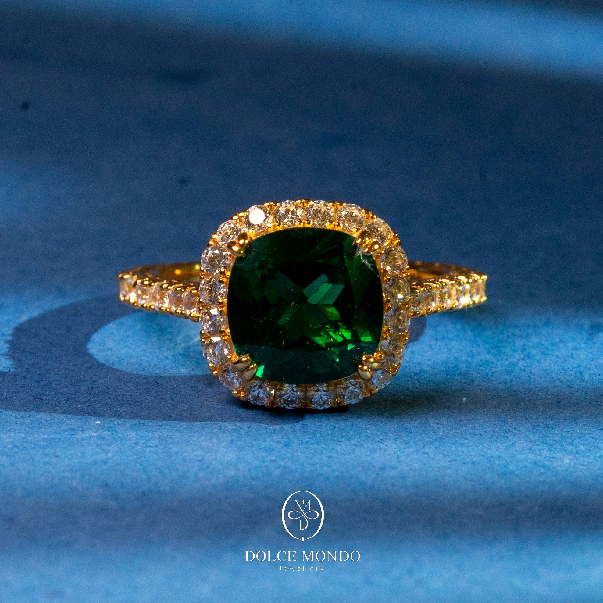 Dolce Mondo Emerald Halo Prestige – Green Zircon Gold-Plated 925 Silver Ring