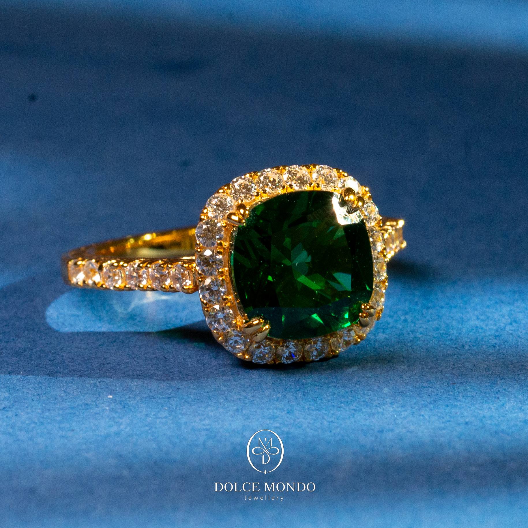 Dolce Mondo Emerald Halo Prestige – Green Zircon Gold-Plated 925 Silver Ring