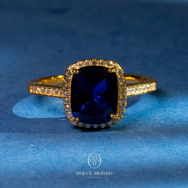 Dolce Mondo Royal Sapphire Halo Prestige – Blue Zircon Gold-Plated 925 Silver Ring