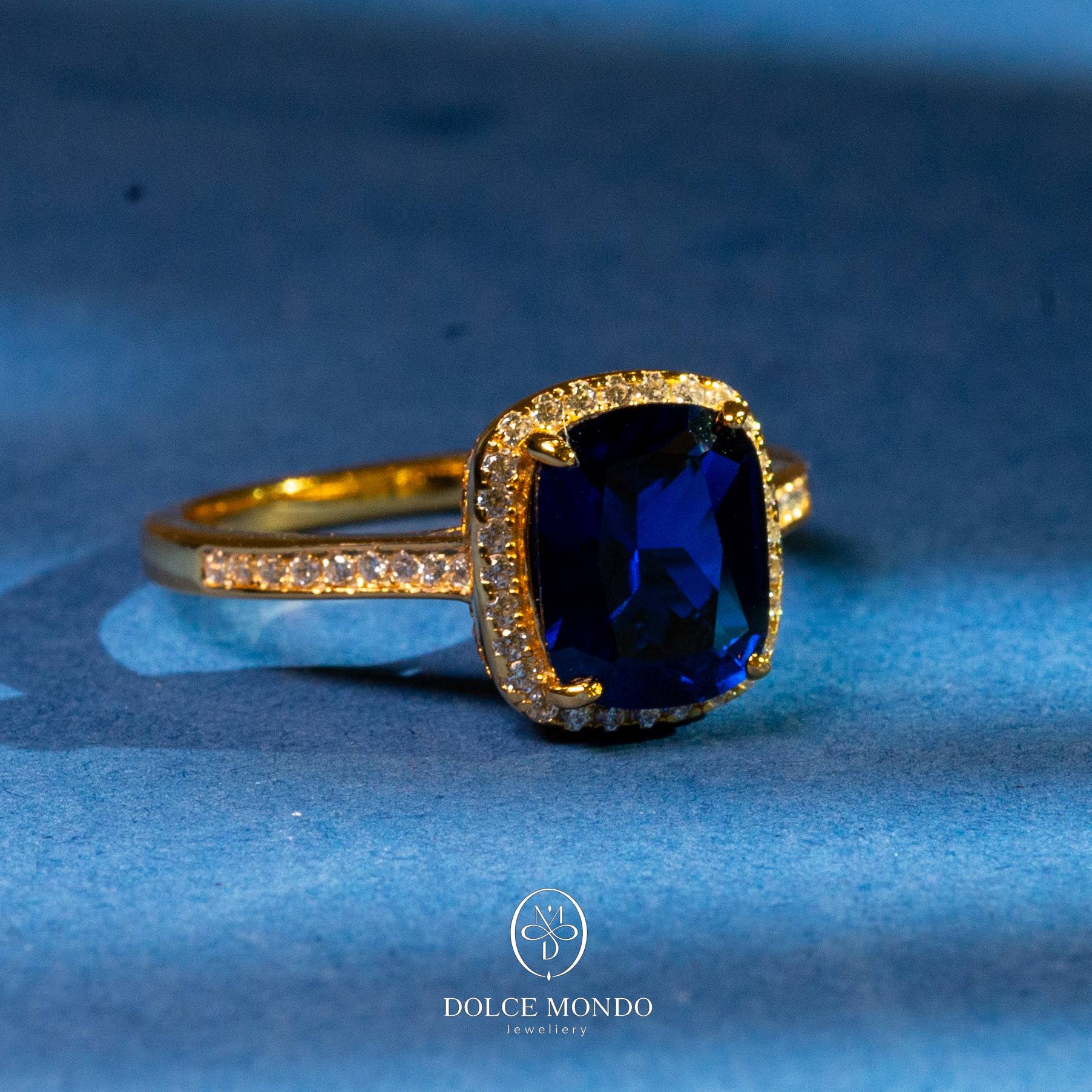 Dolce Mondo Royal Sapphire Halo Prestige – Blue Zircon Gold-Plated 925 Silver Ring