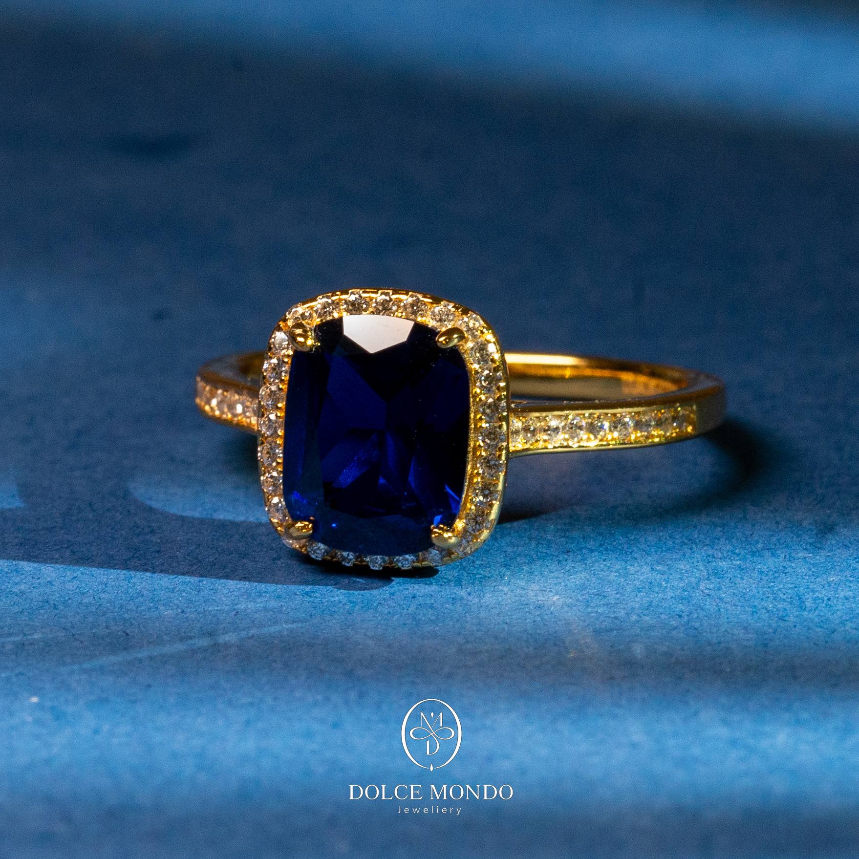 Dolce Mondo Royal Sapphire Halo Prestige – Blue Zircon Gold-Plated 925 Silver Ring