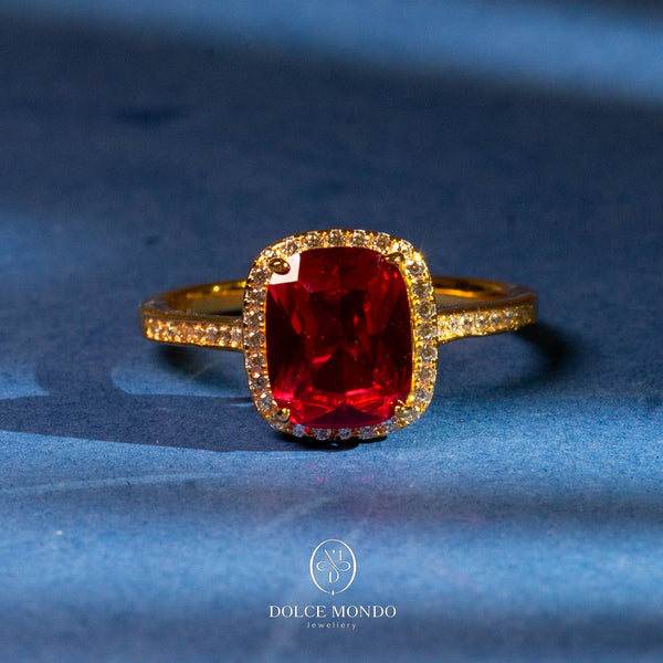 Dolce Mondo Royal Ruby Halo Prestige – Red Zircon Gold-Plated 925 Silver Ring