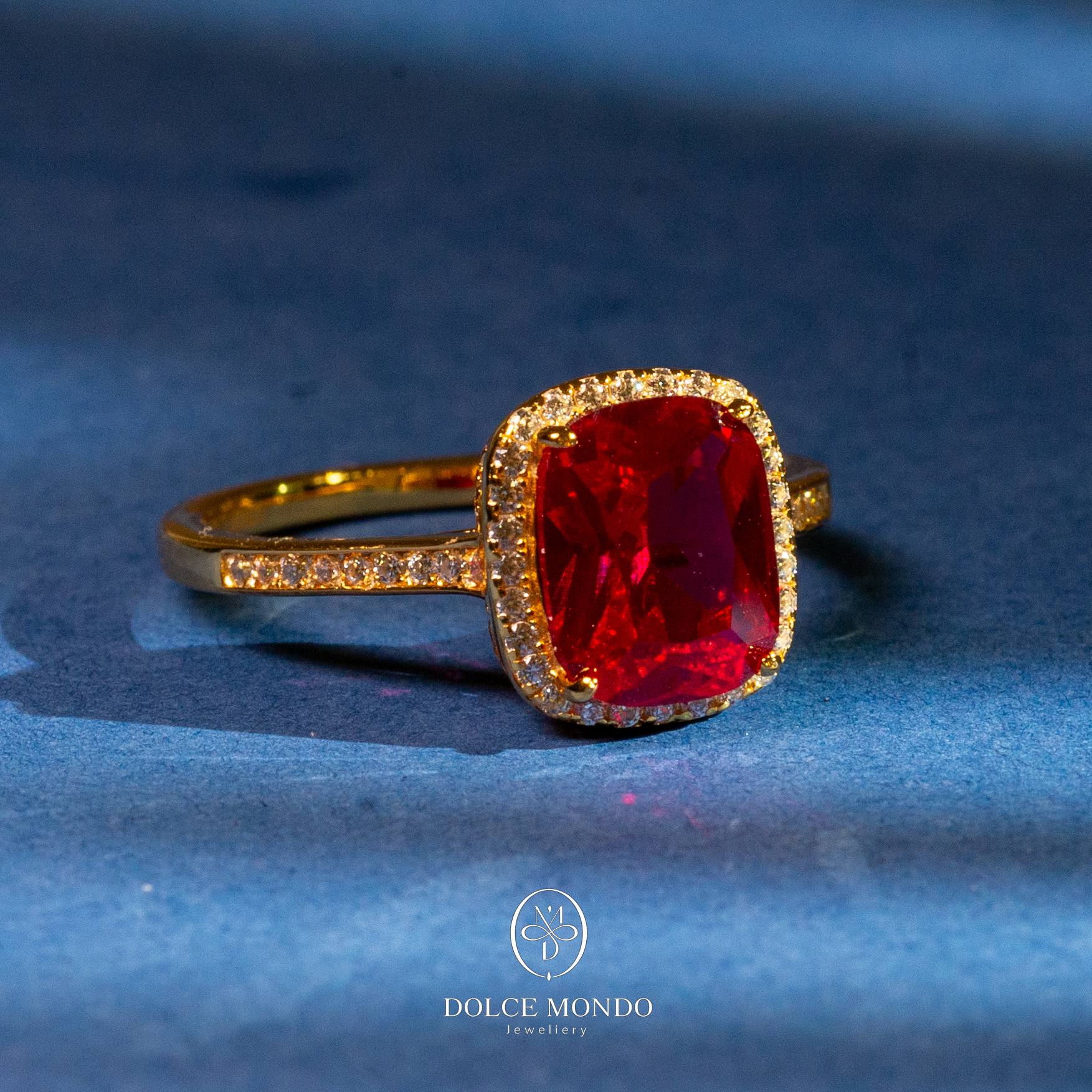 Dolce Mondo Royal Ruby Halo Prestige – Red Zircon Gold-Plated 925 Silver Ring