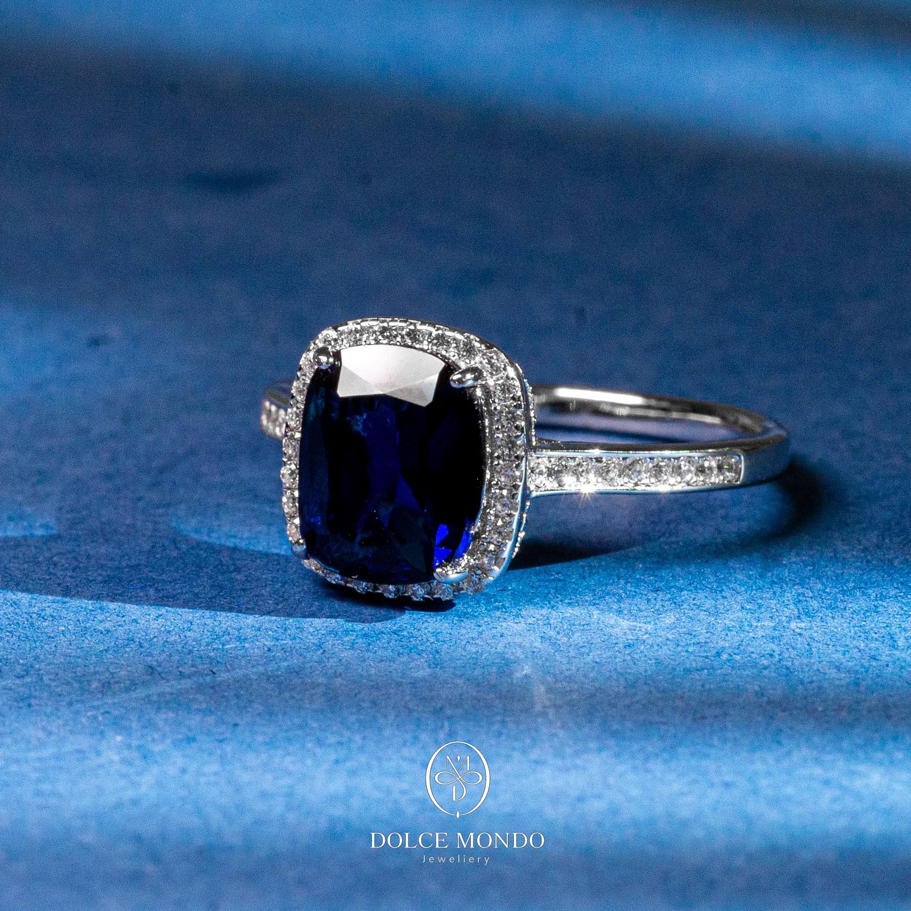 Dolce Mondo Sapphire Radiance Halo – Blue Zircon Rhodium-Plated 925 Silver Ring
