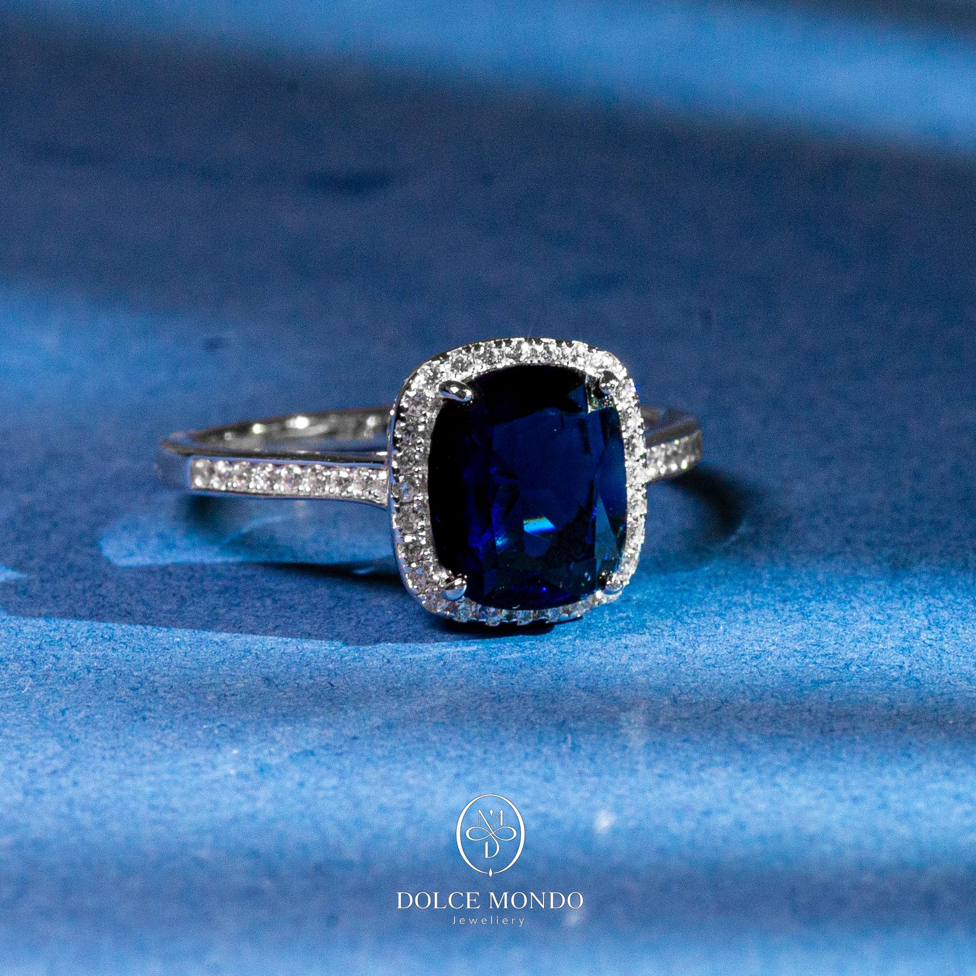 Dolce Mondo Sapphire Radiance Halo – Blue Zircon Rhodium-Plated 925 Silver Ring